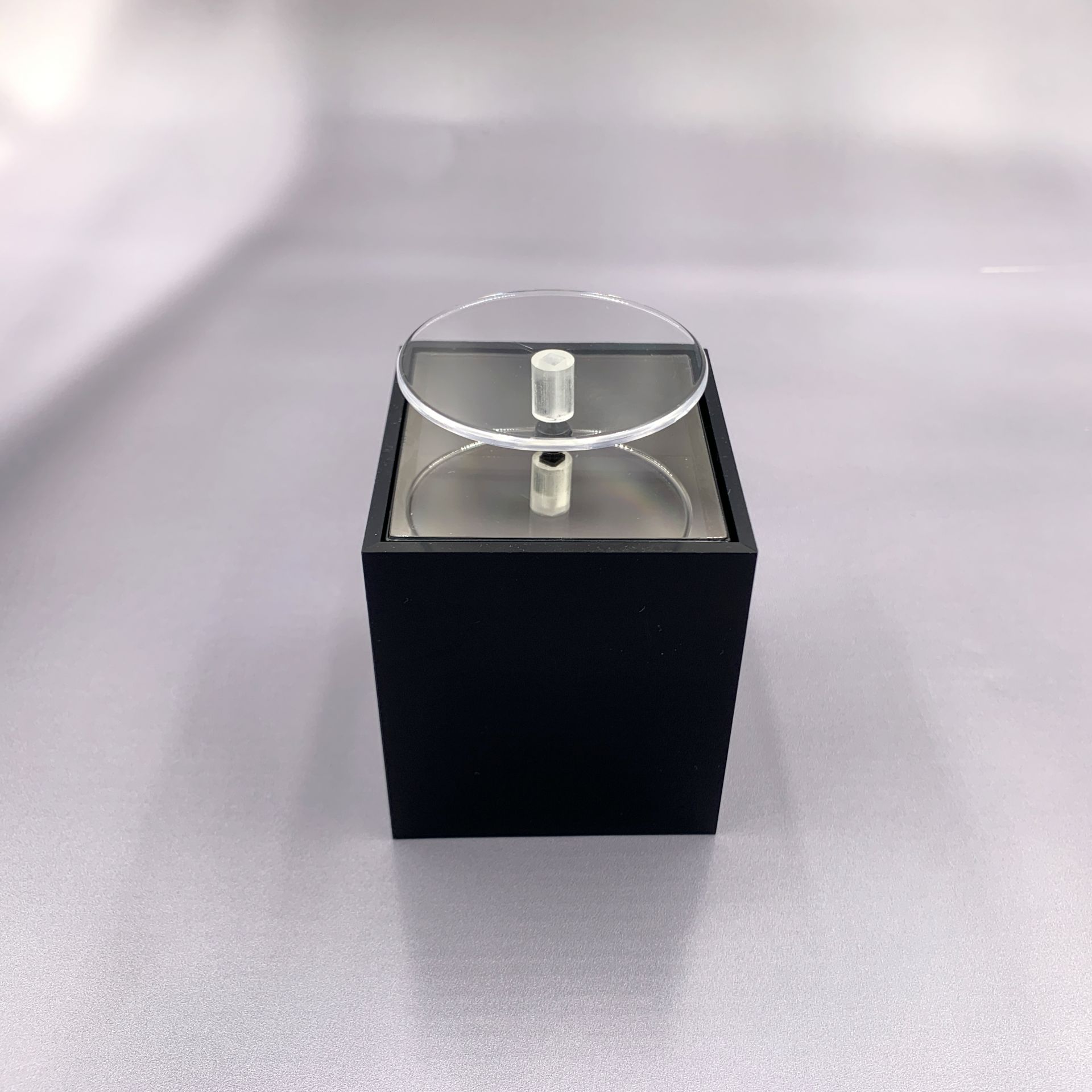 Acrylsäule mit Solardrehteller