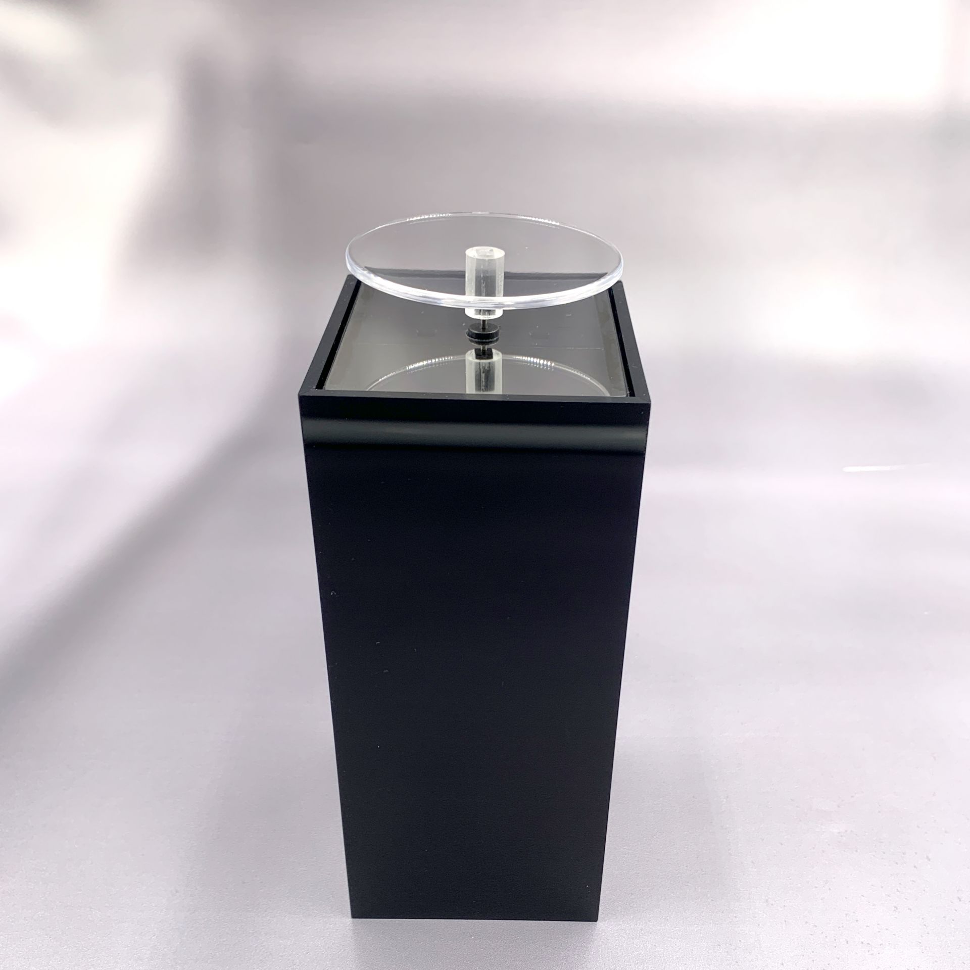 Acrylsäule mit Solardrehteller