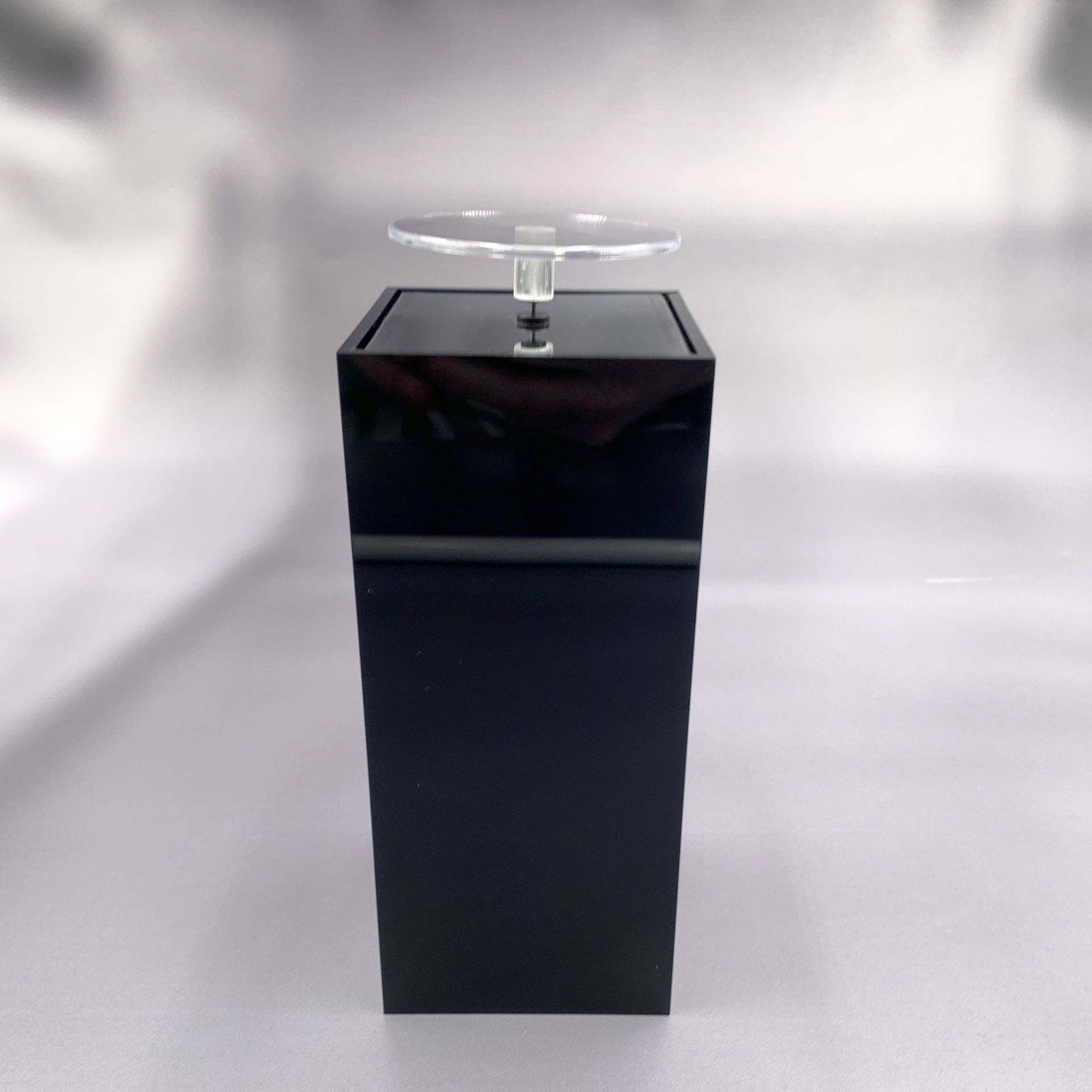 Acrylsäule mit Solardrehteller